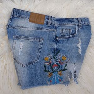 ZARA Embroidered Shorts High Waisted Denim Distressed Size 2 Floral